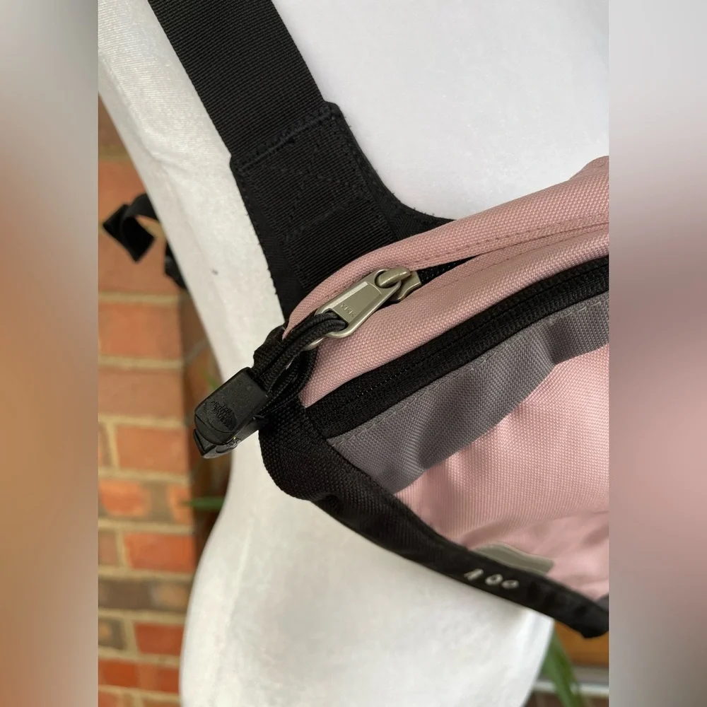 NORTH FACE ROO Fanny Crossbody Pack. Pink Excellent Condition see pictures! - Picture 2 of 6